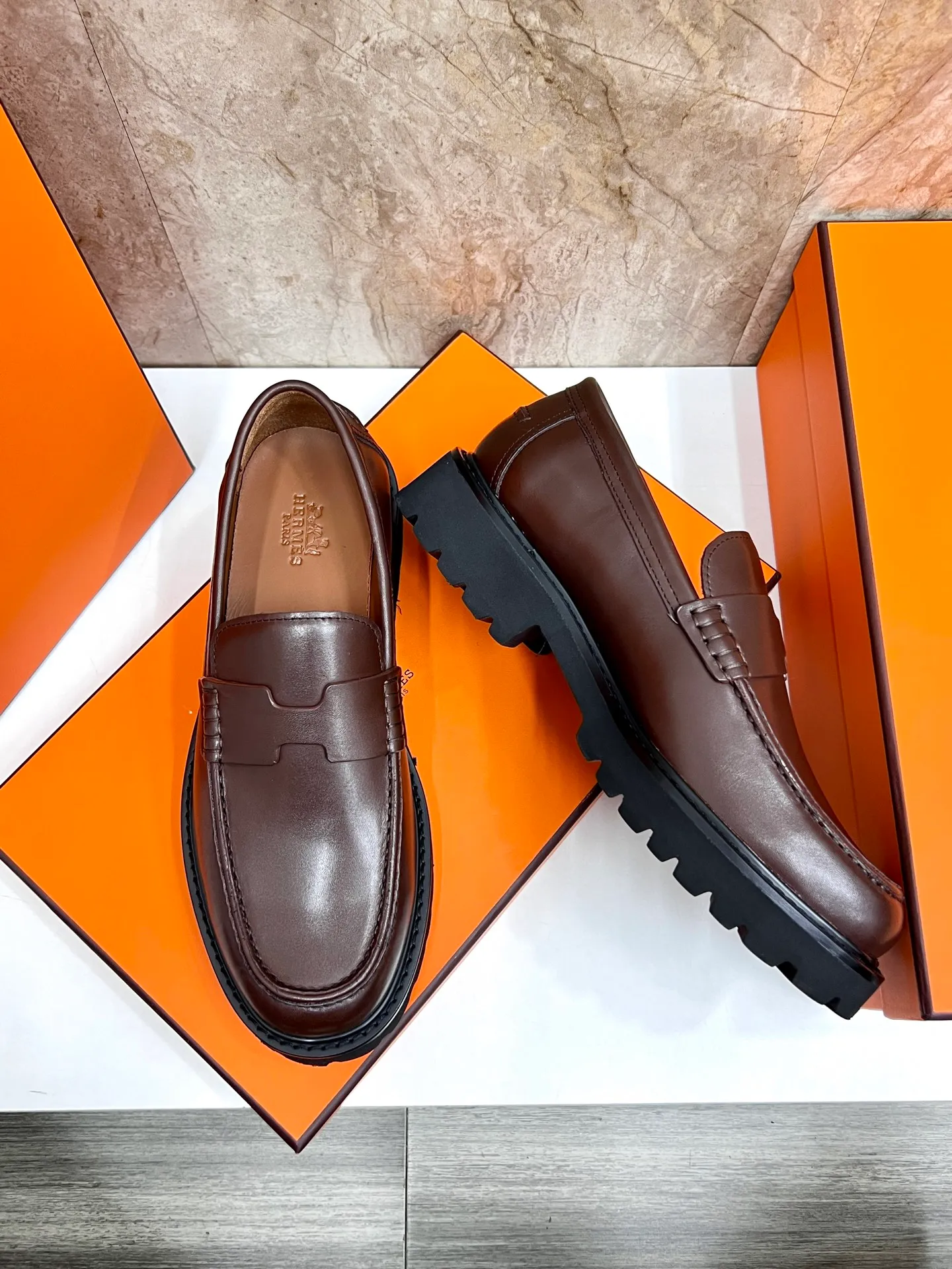Original order quality P840 Brand: Hermès Standard code: Men's code: 39.40.41.42.43.44. (38.45 custom-made Grade: Same as the official website Original order quality Material: Original cowhide Original breathable cowhide lining Original outsole Style category: Men's fashionable casual leather shoes Color: Actual picture